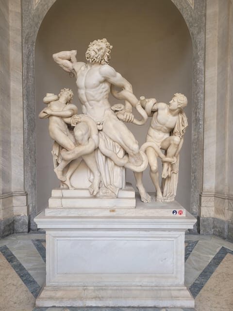 Rome: Vatican Museums & Sistine Chapel Entrance and Tour - Guide style in real life: keeping the group from going numb