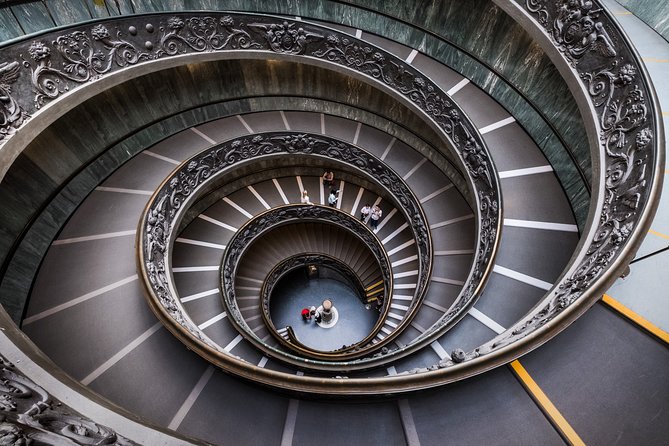 Private Vatican museums & Sistine Chapel with tour guide - Grand Entrance to courtyards: starting in the right place
